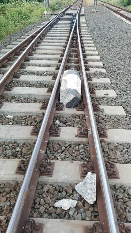 Constanța: Un element de beton așezat pe calea ferată a fost lovit de un tren, existând riscul deraierii