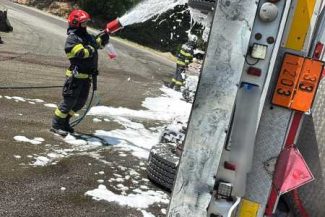 VIDEO Argeș: Un ansamblu rutier care transporta combustibil s-a răsturnat pe carosabil; circulație blocată pe DN 7
