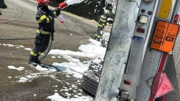 VIDEO Argeș: Un ansamblu rutier care transporta combustibil s-a răsturnat pe carosabil; circulație blocată pe DN 7