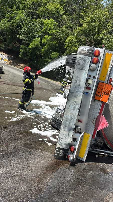 VIDEO Argeș: Un ansamblu rutier care transporta combustibil s-a răsturnat pe carosabil; circulație blocată pe DN 7