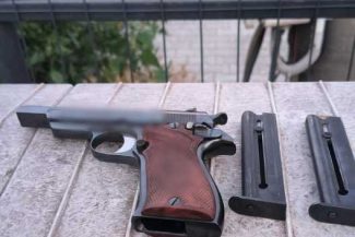 Buzău: Bărbat reținut după ce polițiștii au găsit un pistol și muniție în mașina sa