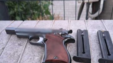 Buzău: Bărbat reținut după ce polițiștii au găsit un pistol și muniție în mașina sa