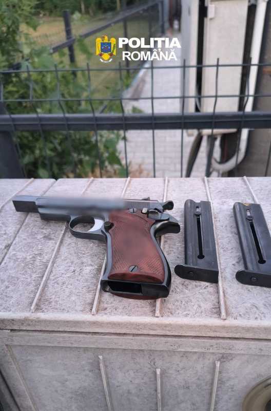 Buzău: Bărbat reținut după ce polițiștii au găsit un pistol și muniție în mașina sa