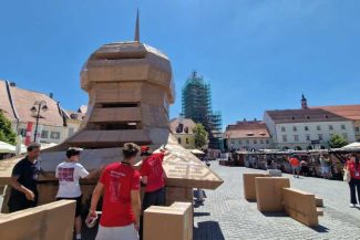 FITS 2026/ Simbolul Sibiului -Turnul Sfatului, va fi recreat din 1.300 de cutii de carton
