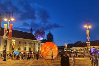 FITS 2026/ Aproximativ 100 de evenimente outdoor; o acrobată se va înălța la zece metri cu un balon