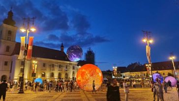 FITS 2026/ Aproximativ 100 de evenimente outdoor; o acrobată se va înălța la zece metri cu un balon