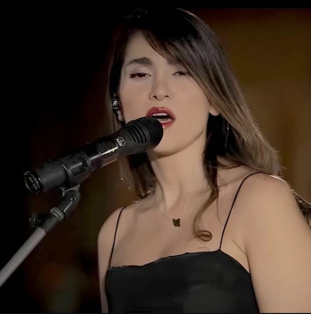 Cântăreața iraniană Parastoo Ahmadi, condamnată la mai multe lovituri de bici după un concert online