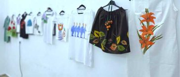Olt: Tricouri și rochii, suport artistic la ‘Galeria de pe umeraș’, o expoziție de obiecte vestimentare pictate manual