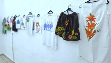 Olt: Tricouri și rochii, suport artistic la ‘Galeria de pe umeraș’, o expoziție de obiecte vestimentare pictate manual