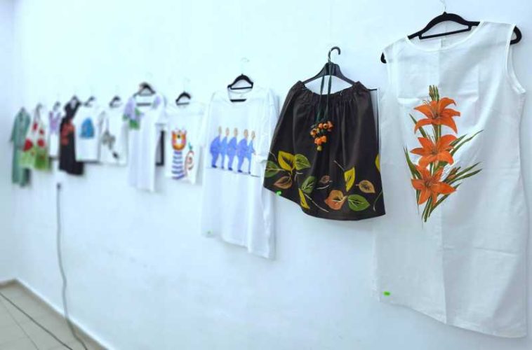 Olt: Tricouri și rochii, suport artistic la ‘Galeria de pe umeraș’, o expoziție de obiecte vestimentare pictate manual