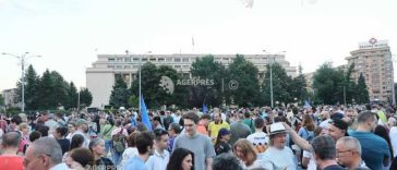 Peste 2.000 de oameni au ieșit în Piața Victoriei; scandări împotriva președintelui Nicușor Dan