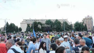 Peste 2.000 de oameni au ieșit în Piața Victoriei; scandări împotriva președintelui Nicușor Dan