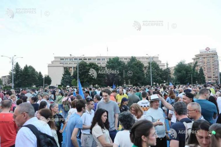 Peste 2.000 de oameni au ieșit în Piața Victoriei; scandări împotriva președintelui Nicușor Dan