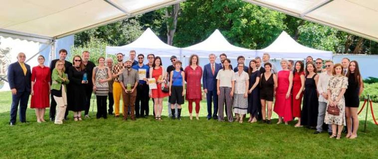 Diplome și trofee pentru cele trei categorii de concurs la Festivalului Internațional de Teatru Radiofonic