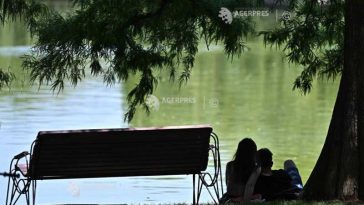 Vreme caniculară în București, până marți seara, când se pot înregistra averse și descărcări electrice (meteorologi)