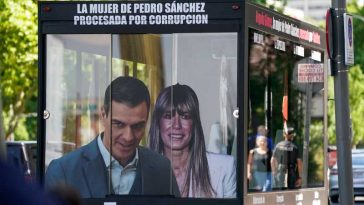 Un judecător spaniol o trimite în judecată pe soția premierului Pedro Sanchez și îi confiscă pașaportul