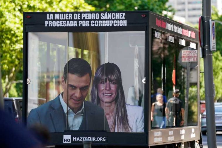 Un judecător spaniol o trimite în judecată pe soția premierului Pedro Sanchez și îi confiscă pașaportul