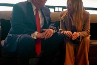 Trump insistă că Meloni i-ar fi cerut ‘din nou și din nou’ să pozeze cu el la summitul G7