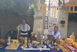 Olt: Pictură pe șevalet, artizani populari și muzică folk, într-un ‘dialog al artelor’ în parc, la Festivalul Alutus (GALERIE FOTO)