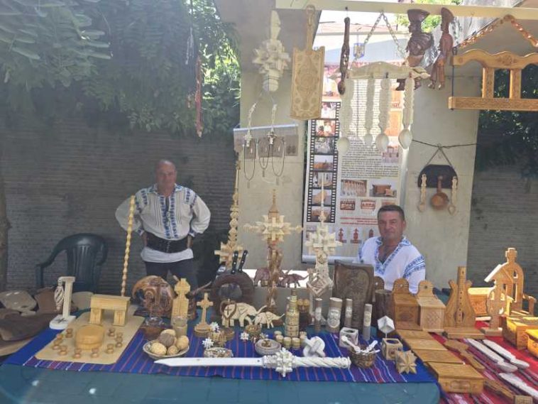 Olt: Pictură pe șevalet, artizani populari și muzică folk, într-un ‘dialog al artelor’ în parc, la Festivalul Alutus (GALERIE FOTO)