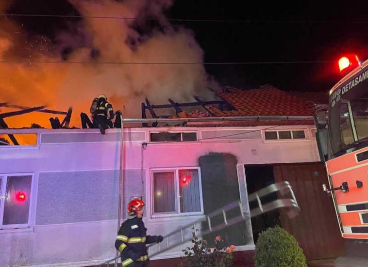 Caraș-Severin: Trei locuințe au fost cuprinse de flăcări în localitatea Slatina-Timiș, cu pericol de extindere la o a patra