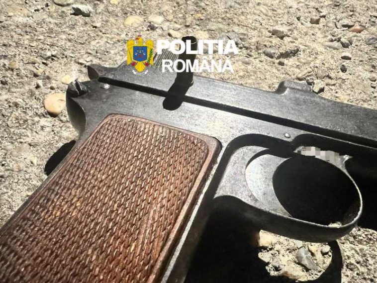 Hunedoara: Bărbat de 75 de ani, reținut de polițiști după ce și-a amenințat soția cu un pistol