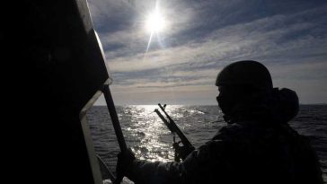 Un mort după ce un cargou a luat foc în Marea Neagră ca urmare a unui atac rusesc cu dronă