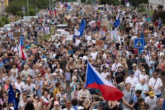 Cehia: Mii de persoane au protestat la Praga din cauza temerilor legate de independența mass-media publice