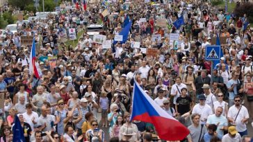 Cehia: Mii de persoane au protestat la Praga din cauza temerilor legate de independența mass-media publice