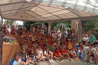 Buzău: Copiii experimenteză jocurile copilăriei părinților, la ludoteca din curtea Muzeului Județean