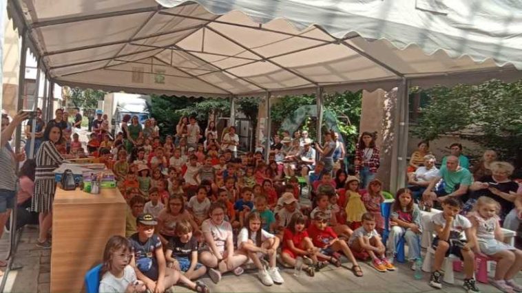 Buzău: Copiii experimenteză jocurile copilăriei părinților, la ludoteca din curtea Muzeului Județean