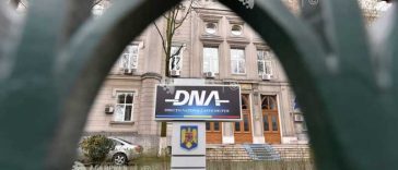 DNA: Fostă contabilă în MAE – în instanță pentru salarii ilegale de 8,4 milioane lei