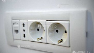 Harghita: Peste 1.100 de consumatori au rămas fără energie electrică; un copac a căzut peste liniile electrice