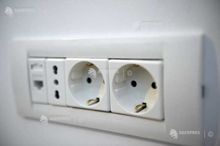 Harghita: Peste 1.100 de consumatori au rămas fără energie electrică; un copac a căzut peste liniile electrice