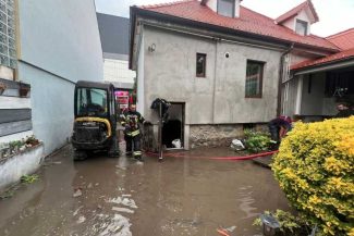 Sibiu: Zeci de solicitări pentru evacuarea apei în municipiul reședință după o ploaie torențială (GALERIE FOTO)