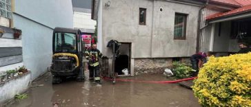Sibiu: Zeci de solicitări pentru evacuarea apei în municipiul reședință după o ploaie torențială (GALERIE FOTO)