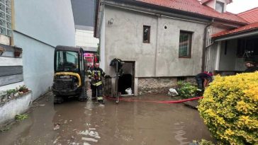 Sibiu: Zeci de solicitări pentru evacuarea apei în municipiul reședință după o ploaie torențială (GALERIE FOTO)