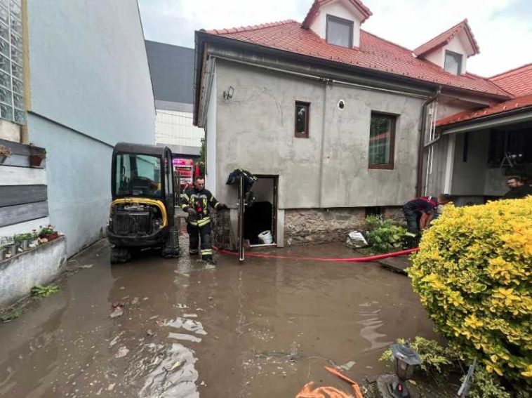 Sibiu: Zeci de solicitări pentru evacuarea apei în municipiul reședință după o ploaie torențială (GALERIE FOTO)