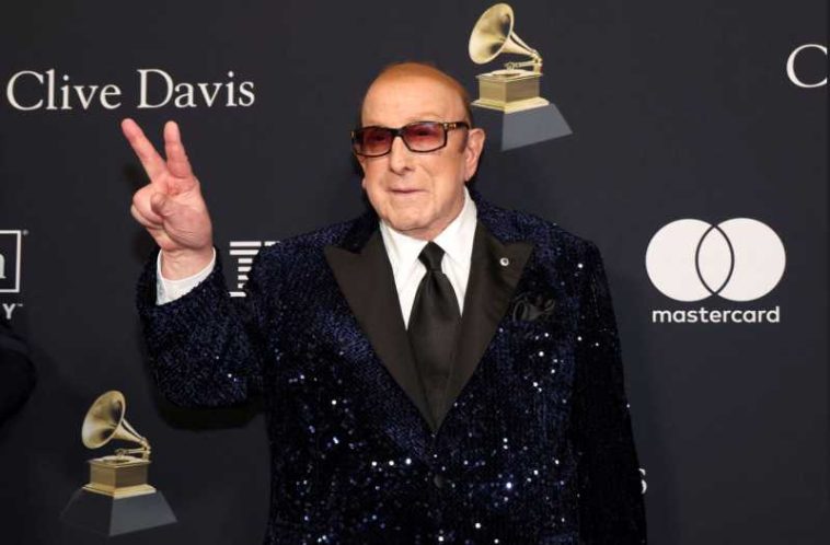 Producătorul muzical Clive Davis, cel ce a descoperit-o pe Whitney Houston, a murit la 94 de ani