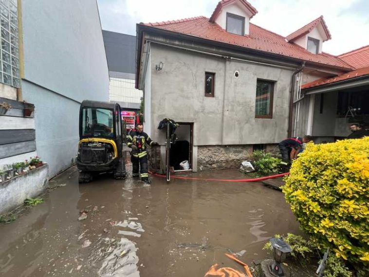 Sibiu: Sediile IPJ, SRI și Spitalului de Pediatrie, printre zecile de imobile inundate de ploaia torențială
