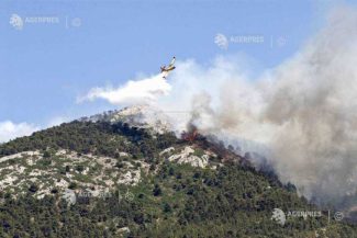 Fumul provenit de la un incendiu de vegetație a dus la închiderea parțială a unei autostrăzi în Grecia