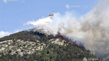 Fumul provenit de la un incendiu de vegetație a dus la închiderea parțială a unei autostrăzi în Grecia