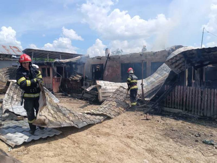 Vaslui: Incendiu la două locuințe din Gârceni; unul dintre proprietari a decedat după un atac de panică