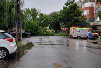 DSU: Intervenții ale pompierilor în 16 localități din 7 județe în urma furtunilor; 22 persoane evacuate în județul Dolj (GALERIE FOTO)