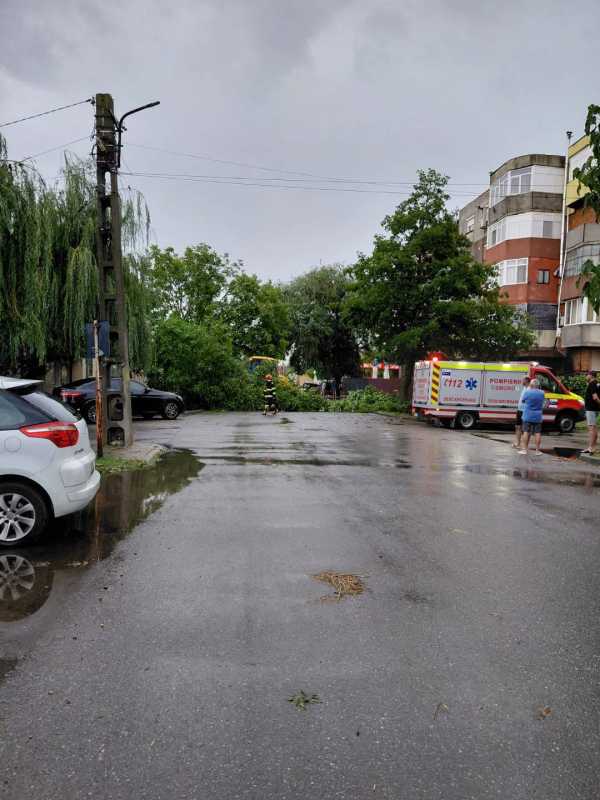 DSU: Intervenții ale pompierilor în 16 localități din 7 județe în urma furtunilor; 22 persoane evacuate în județul Dolj (GALERIE FOTO)