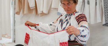 Ziua Iei/Ministerul Culturii: Sărbătorim măiestria femeilor care au transmis practicile realizării cămășii cu altiță
