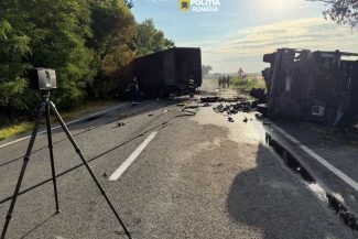 Ialomița: Două camioane s-au ciocnit frontal pe DN 2A și au luat foc; ambii șoferi au fost răniți