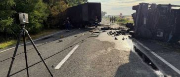 Ialomița: Două camioane s-au ciocnit frontal pe DN 2A și au luat foc; ambii șoferi au fost răniți