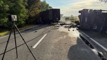 Ialomița: Două camioane s-au ciocnit frontal pe DN 2A și au luat foc; ambii șoferi au fost răniți