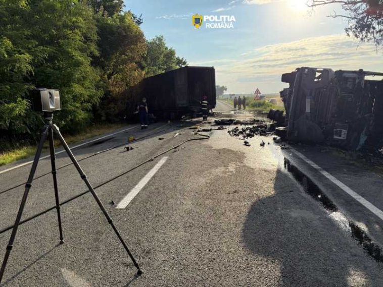 Ialomița: Două camioane s-au ciocnit frontal pe DN 2A și au luat foc; ambii șoferi au fost răniți